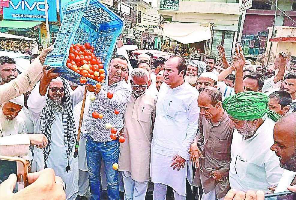 Vegetables thrown at price not available revekl