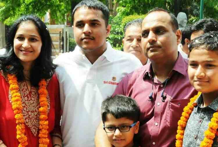 chandigarh, jee advanced topper pranav goyal marksheet