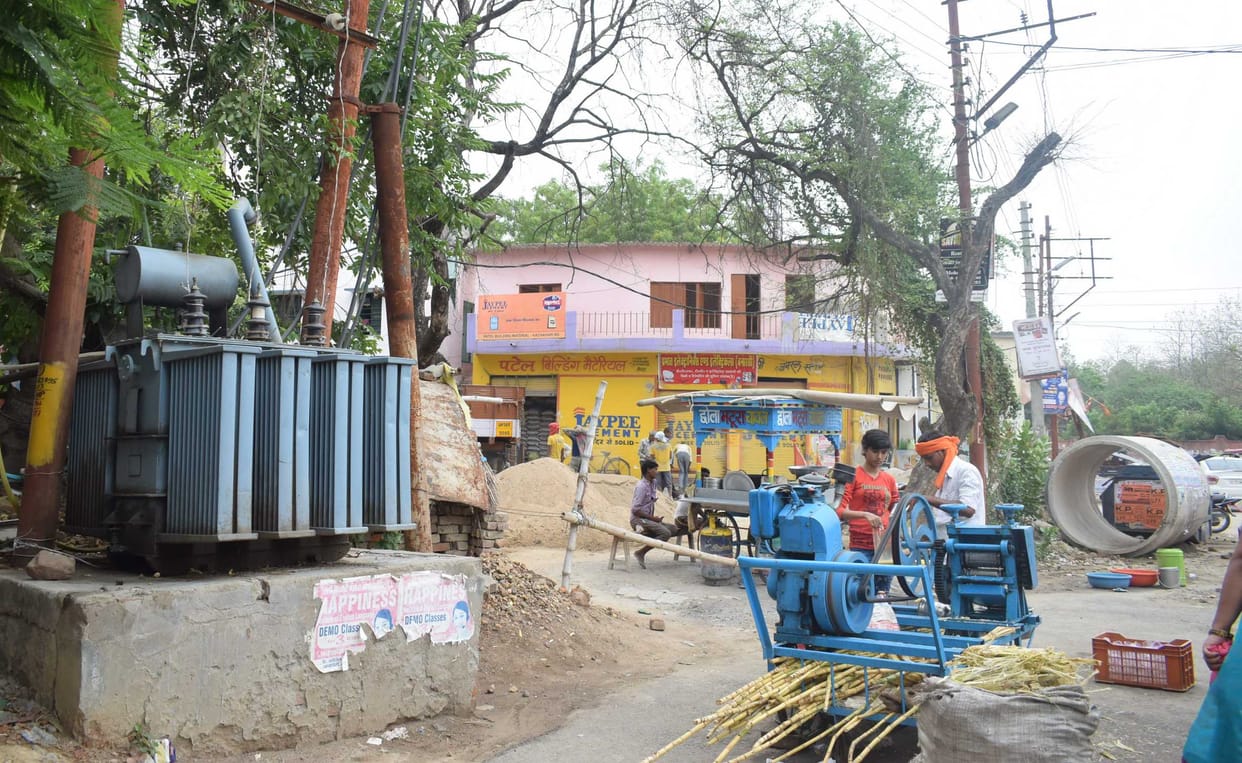 जमीन पर खुले में रखे 525 ट्रांसफार्मरों से कभी भी हो सकता है हादसा