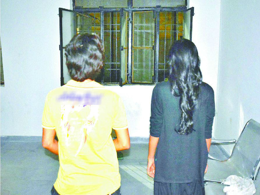 Two sisters done fraud with mother gold earring for abscond