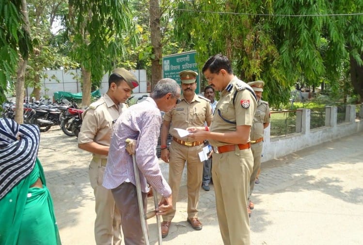 varanasi these photos shows the humanity of UP police
