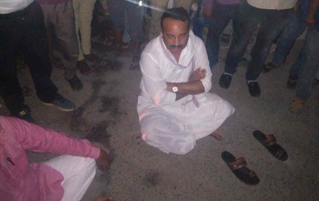 Police man fighting with MLC gunner in varanasi