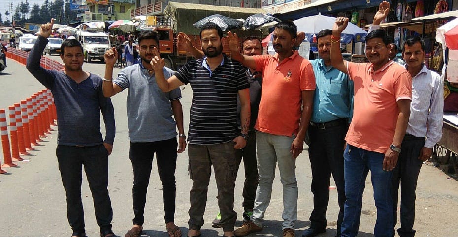  People demanded to fill the potholes of the road 