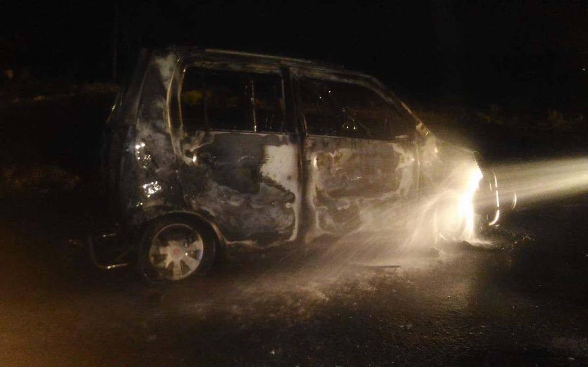 Fire in a moving car in Mau