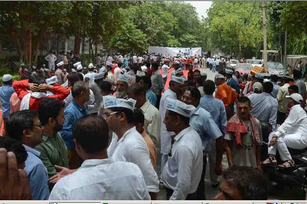 The presence of common Delhiites in the fight against Kejriwal's road is decreasing