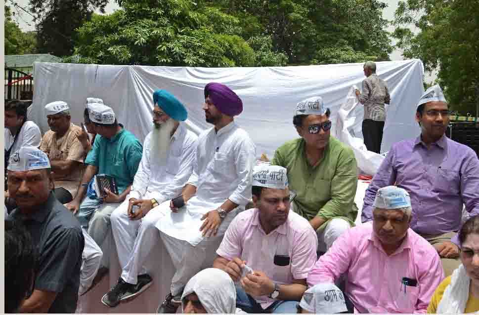 The presence of common Delhiites in the fight against Kejriwal's road is decreasing