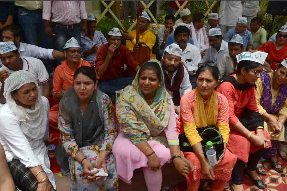 The presence of common Delhiites in the fight against Kejriwal's road is decreasing