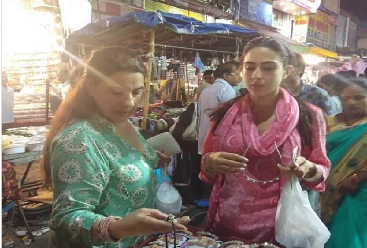 Sara Ali Khan shopping  at a flea market with mom Amrita Singh 