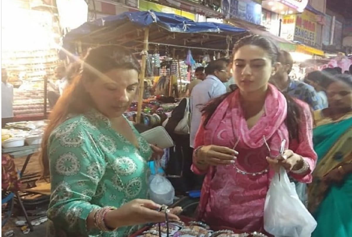 sara ali khan street shopping in delhi and also enjoying at india gate