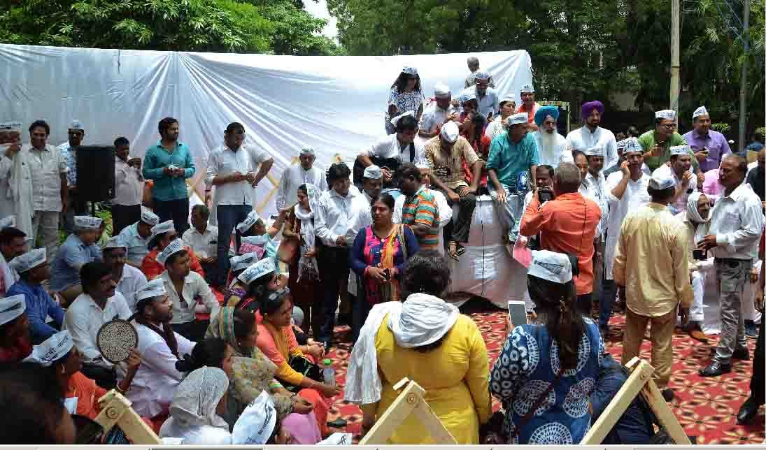 दैनिक वेतन भोगियों ने अर्द्धनग्न होकर किया प्रदर्शन
