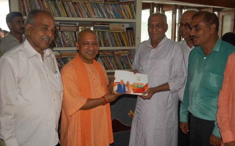 प्रो. विश्वनाथ प्रसाद तिवारी के घर पहुंचे सीएम