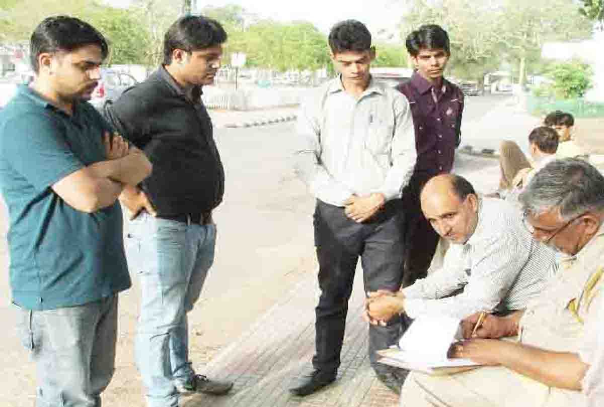 dead body of married couple found at Fardibad in mysterious conditions