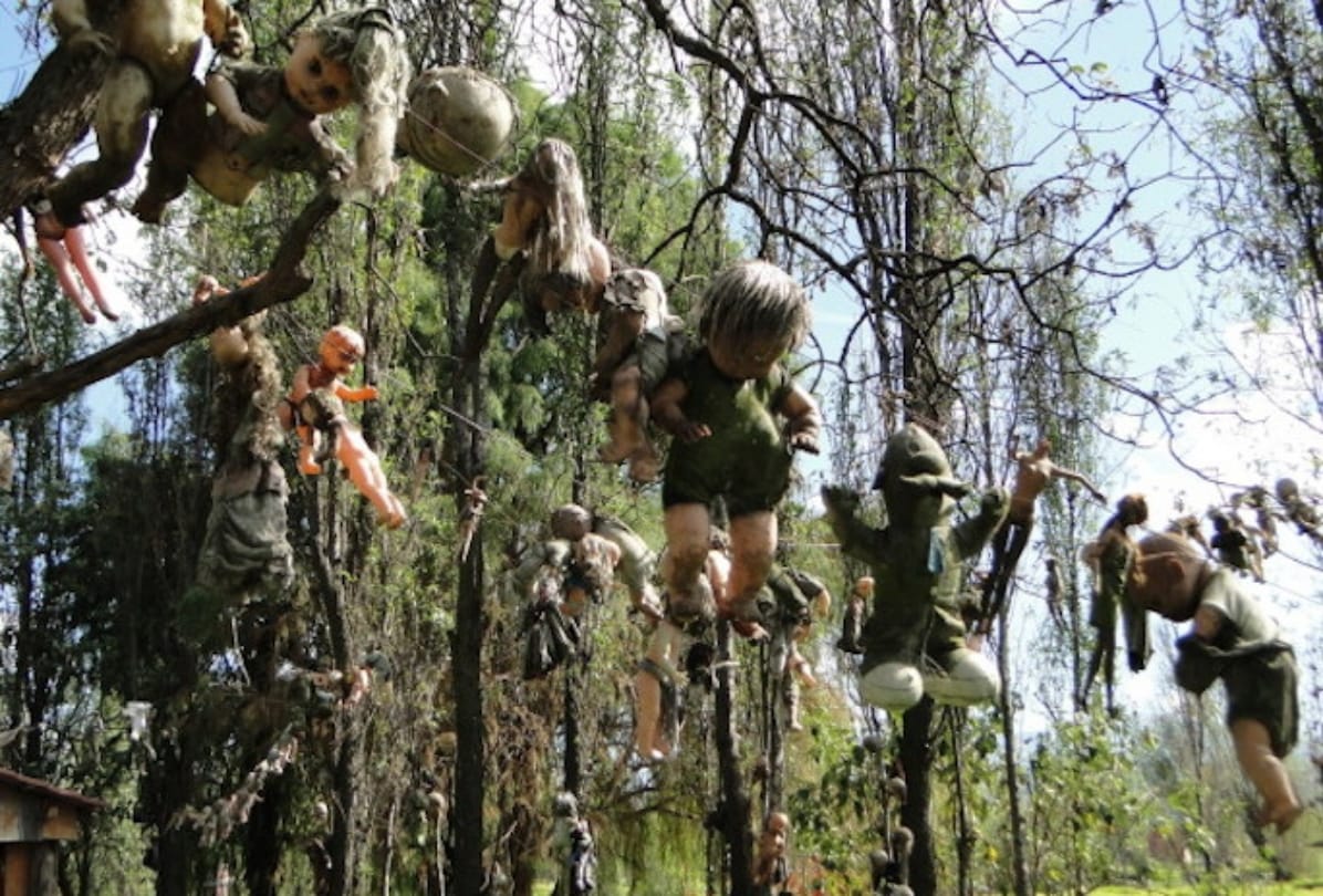  island in Maxico where you find thousands of creepy dolls
