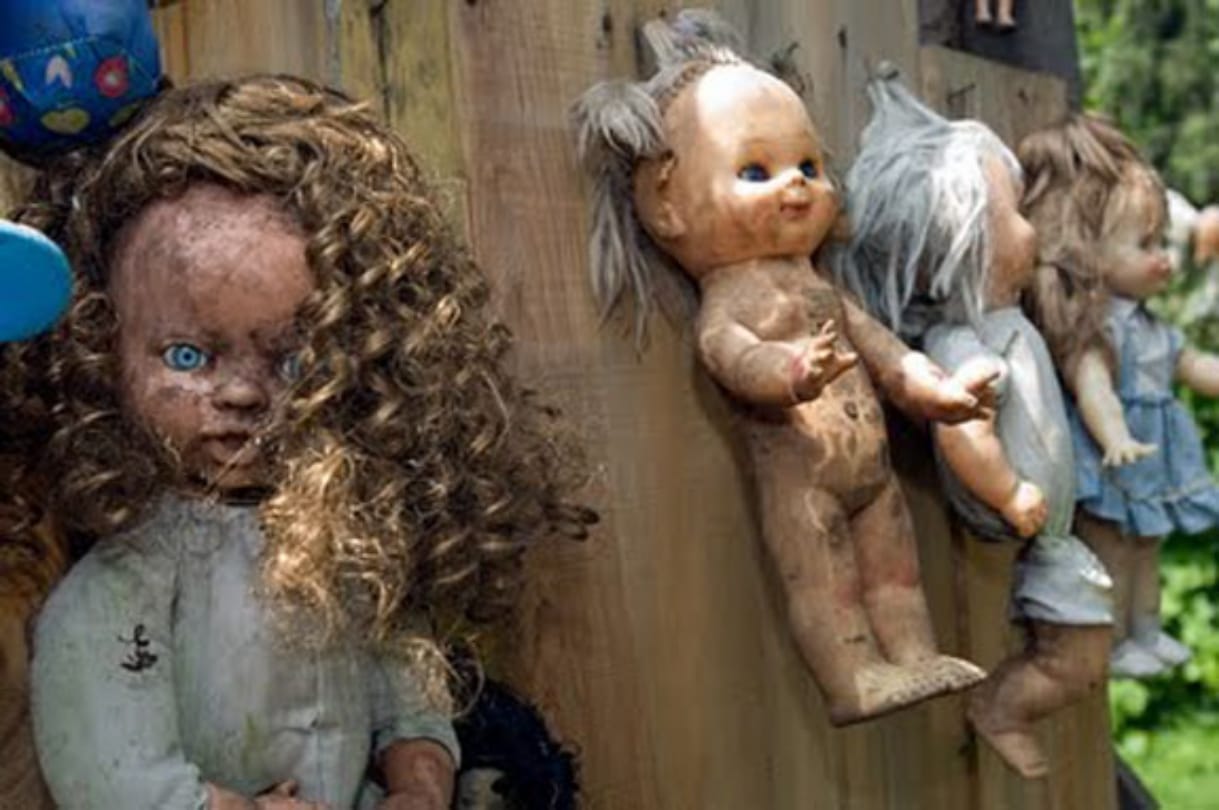  island in Maxico where you find thousands of creepy dolls