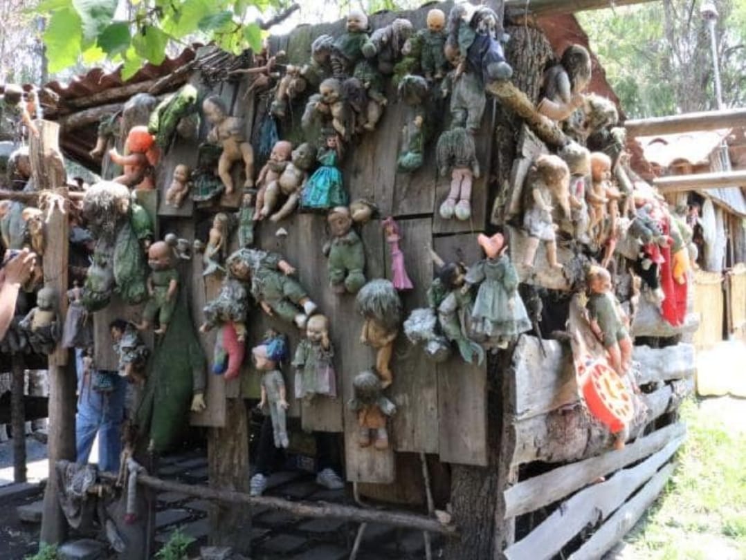  island in Maxico where you find thousands of creepy dolls