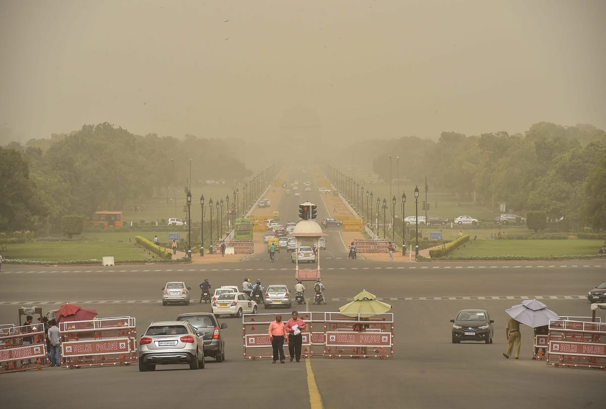 Dusty Storm in Delhi NCR strong wind before Monsoon