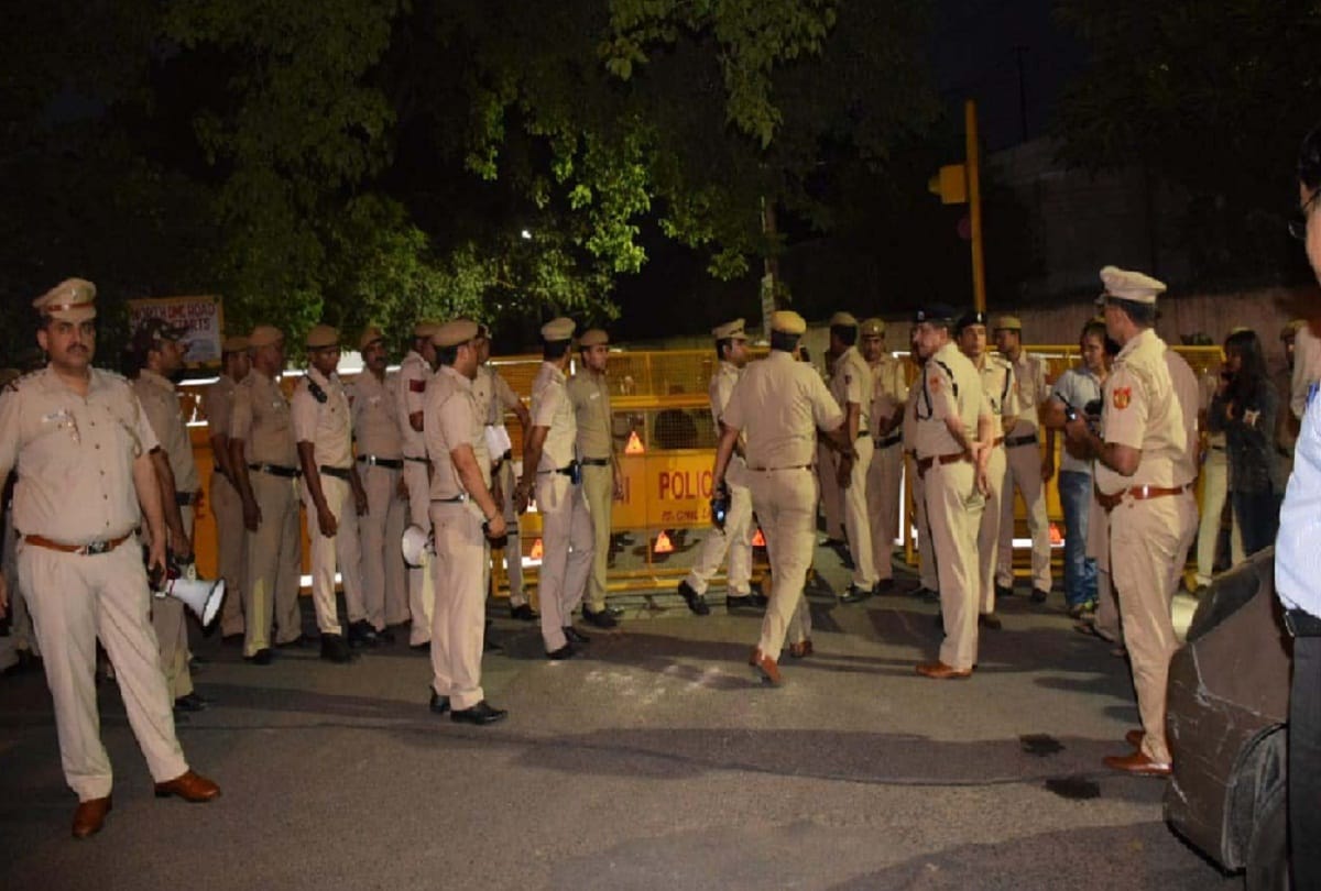 live in boyfriend first kill girl then commits suicide in delhi chhatarpur suicide note is confusing