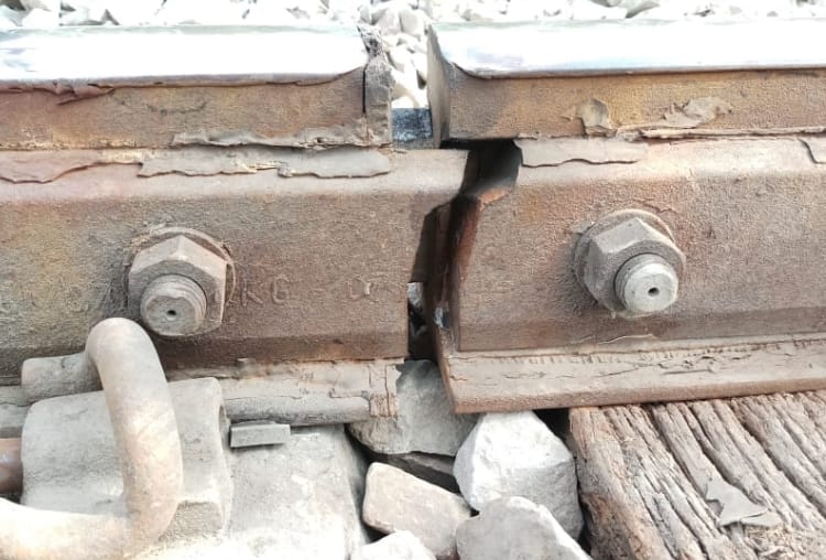 garib rath express passed from broken rail line