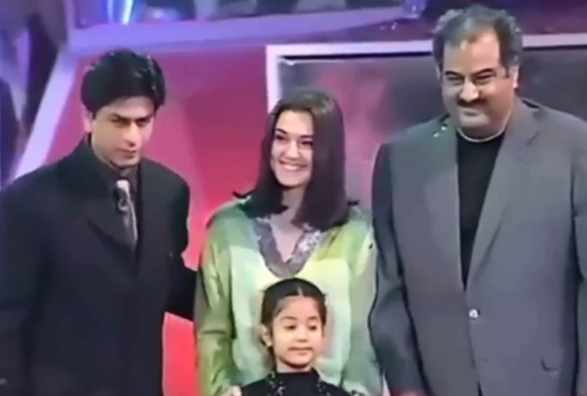 Shah Rukh Khan receiving an award from sridevi daughter Janhvi kapoor viral video