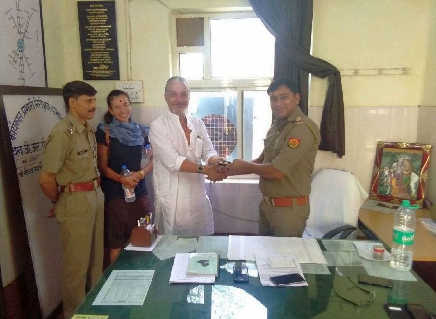 Mathura GRP returned stolen bag, mobile to Australian tourists
