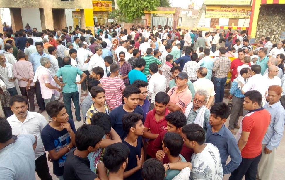स्वागत का था इंतजार, कफन ओढ़कर पहुंचा परिवार