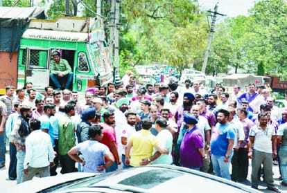 Hardeep baba's house attacked with stone and bricks at Parwanoo