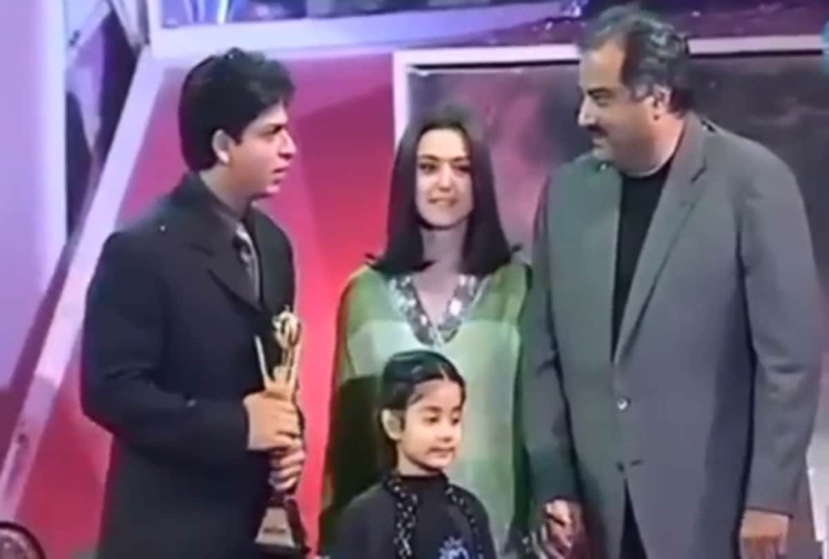 Shah Rukh Khan receiving an award from sridevi daughter Janhvi kapoor viral video