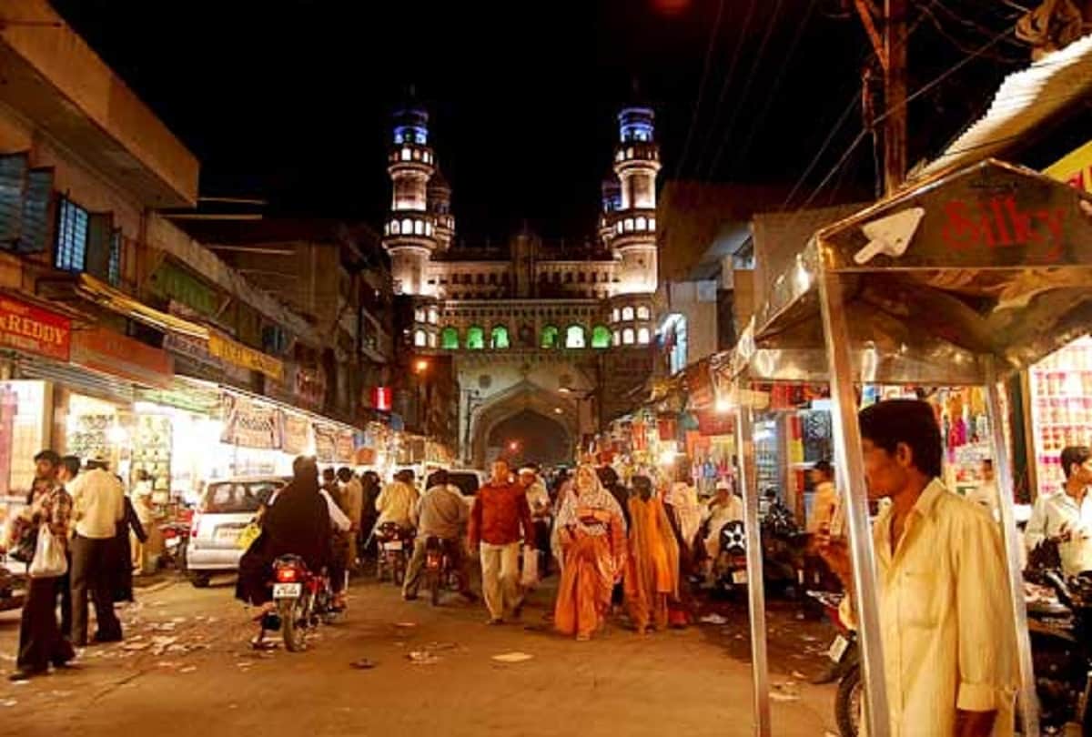 Sara Ali Khan shopping  at a flea market with mom Amrita Singh 