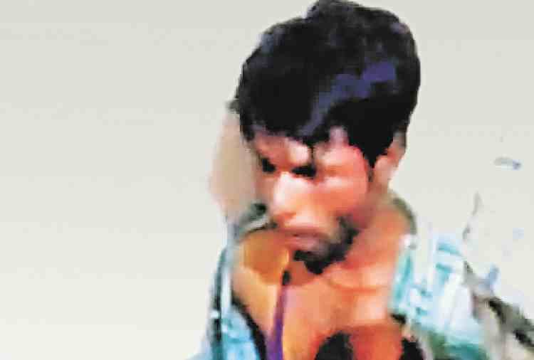 scoundrals in house to rob, childrens beaten one scoundral