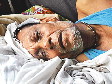 Saraf beat in house and looted cash