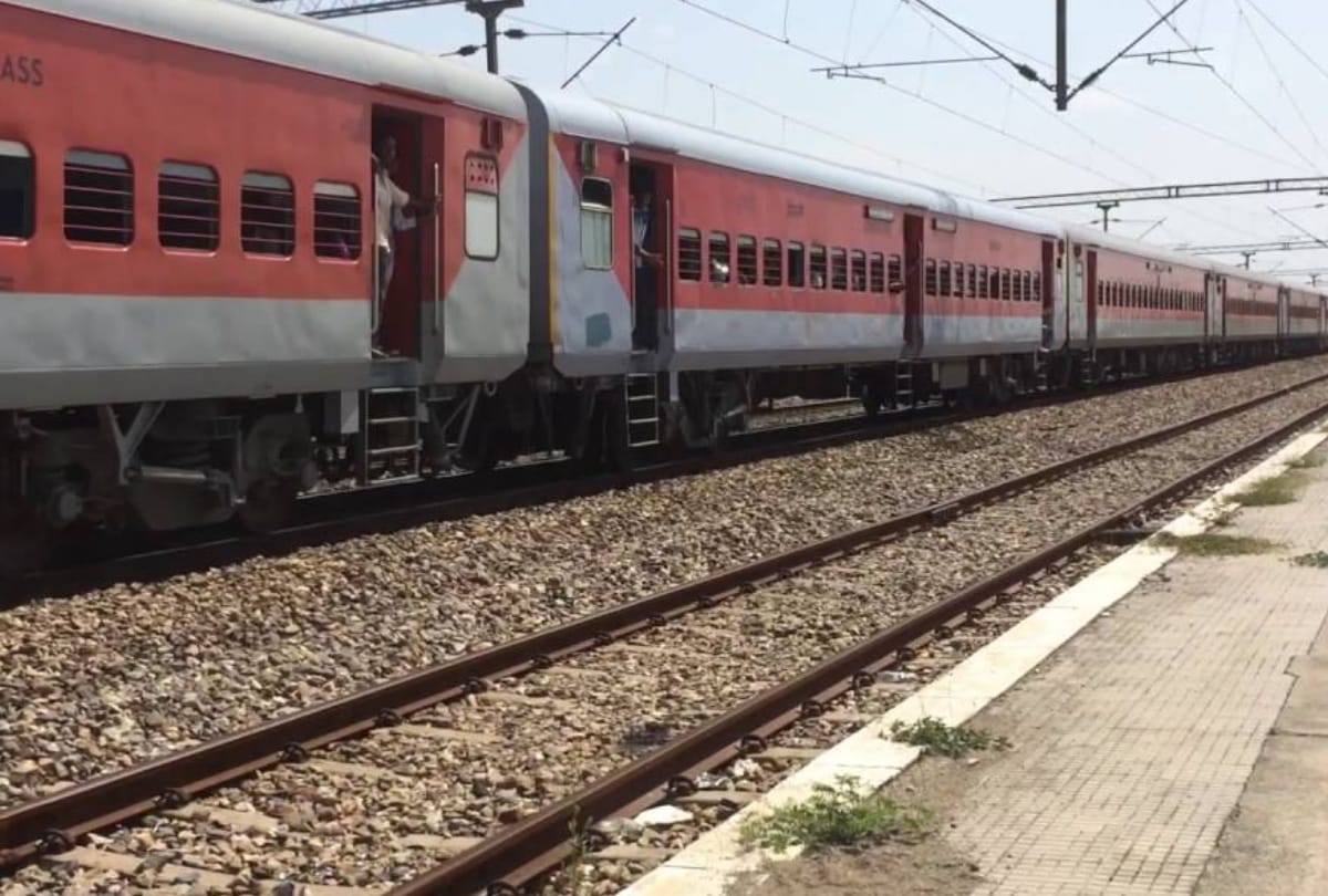 trains are running late in summer 