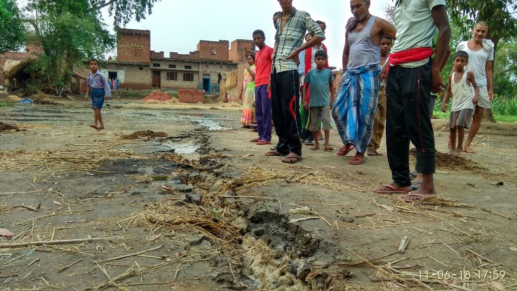 Earth cracked with explosion in UP these district people were scared