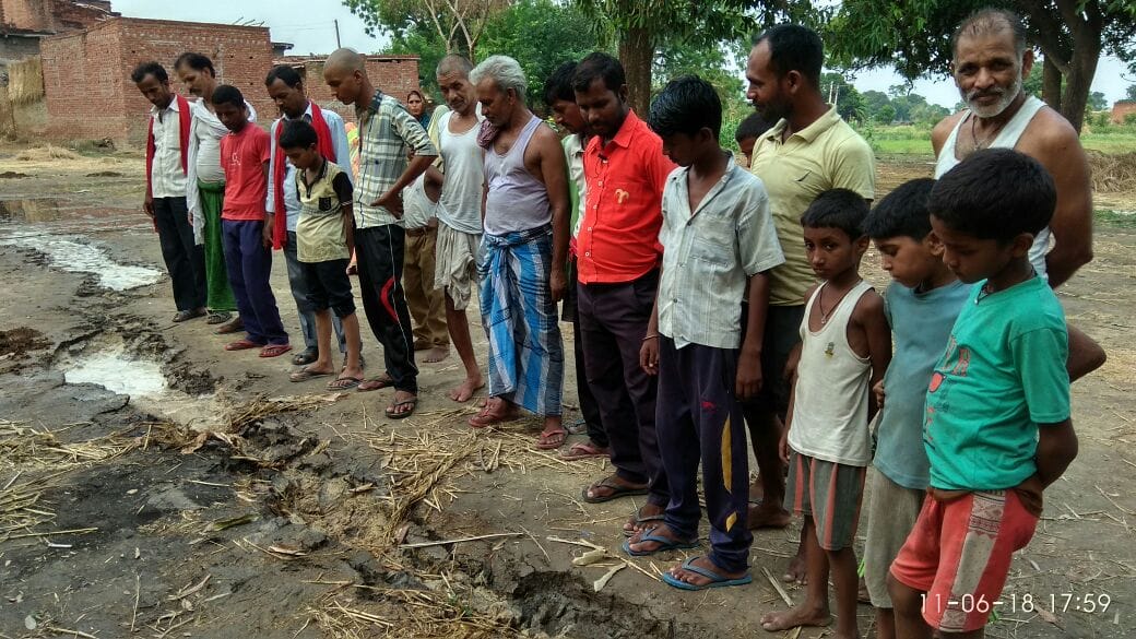 Earth cracked with explosion in UP these district people were scared