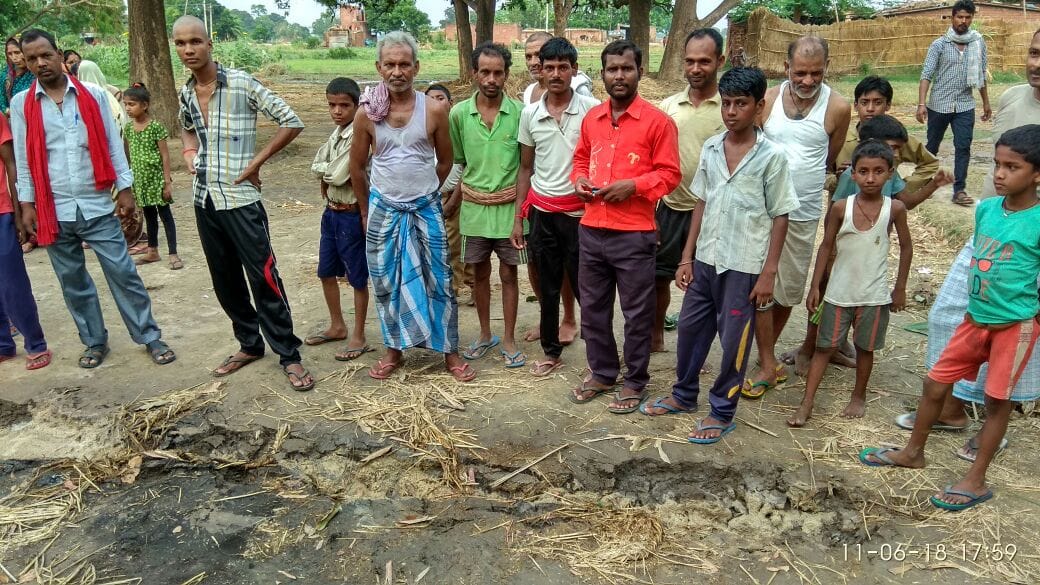 Earth cracked with explosion in UP these district people were scared