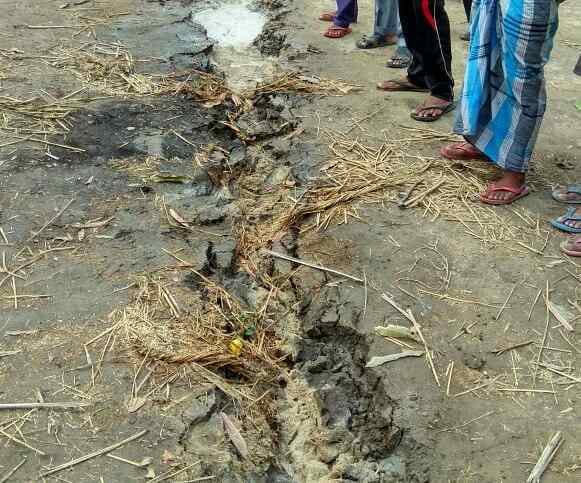 Earth cracked with explosion in UP these district people were scared