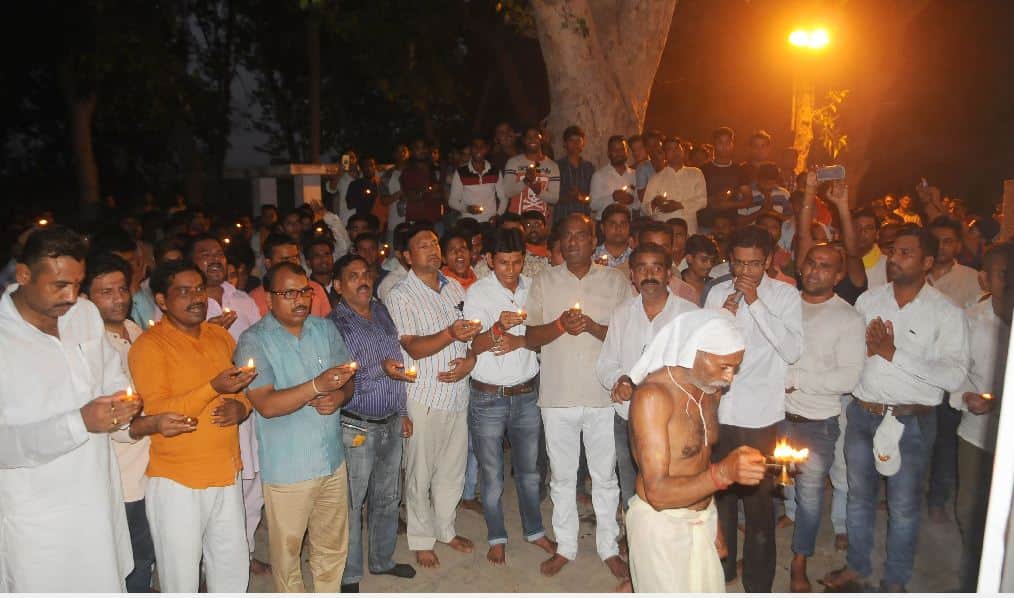 VHP workers performing aarti in Mahadev temple near Taj Mahal