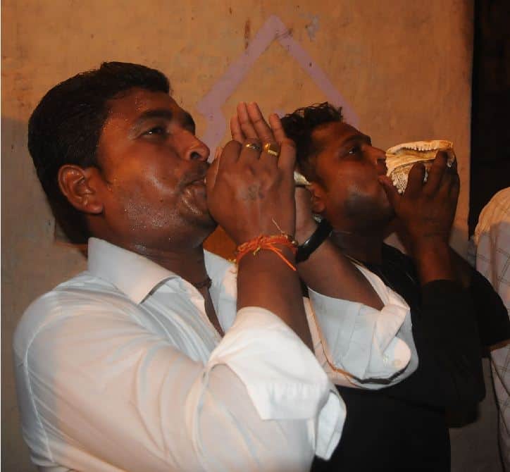 VHP workers performing aarti in Mahadev temple near Taj Mahal