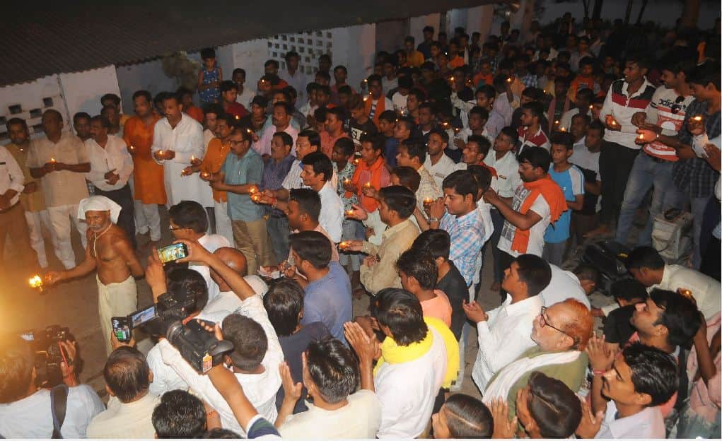 VHP workers performing aarti in Mahadev temple near Taj Mahal