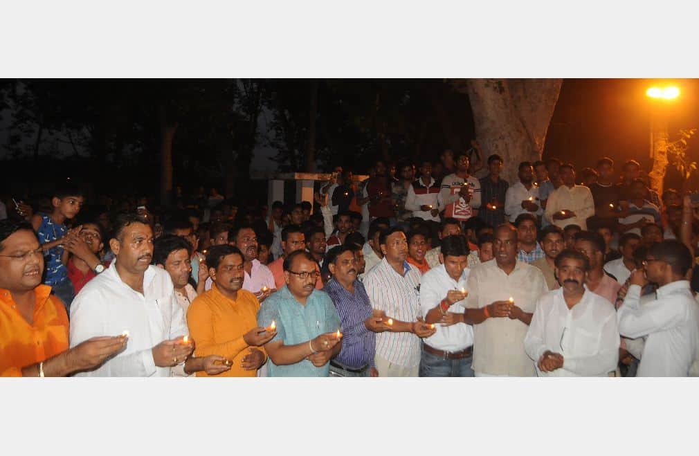 VHP workers performing aarti in Mahadev temple near Taj Mahal