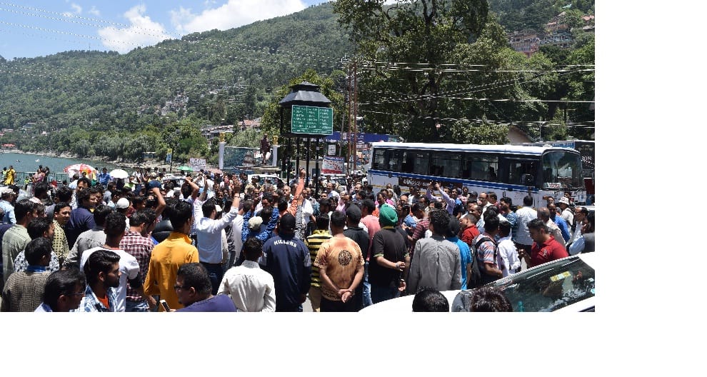 सड़क पर उतरे कारोबारी, डांठ चौराहा डेढ़ घंटा किया जाम, हंगामा