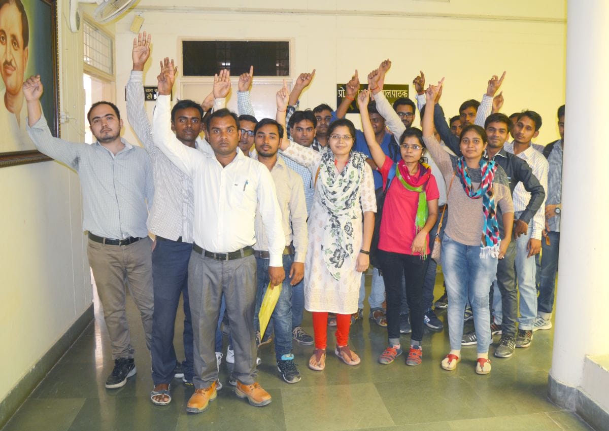 कुलपति कार्यालय पर वेटरनेरी डिप्लोमा छात्रों ने किया प्रदर्शन