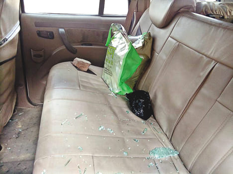 Break the glass of the car and fly two lakh rupees