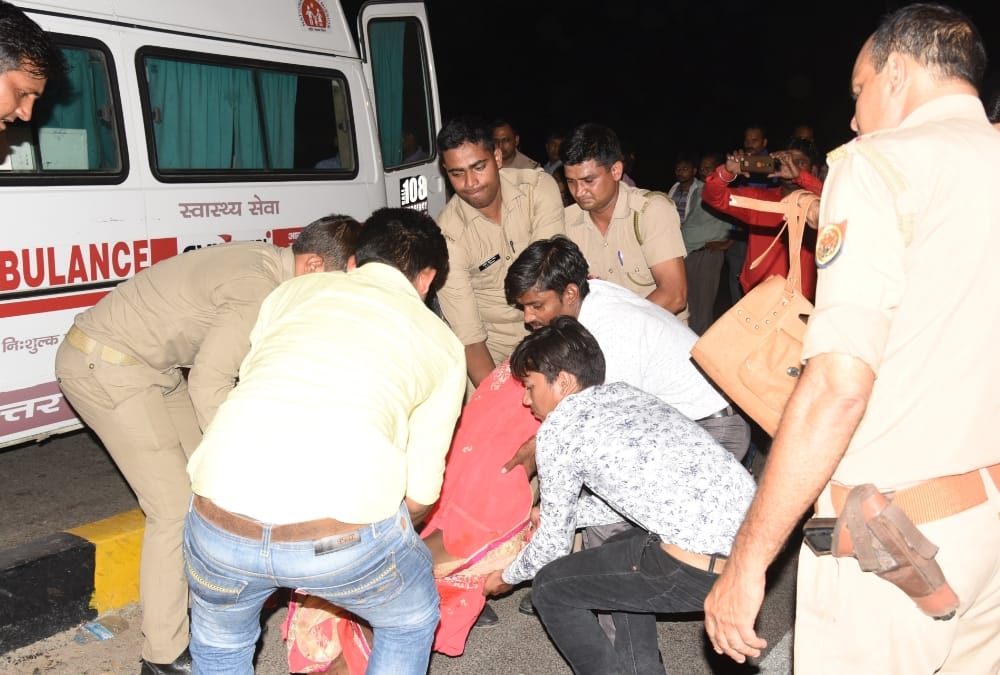 husband wife died in an accident on shaheed path in lucknow.