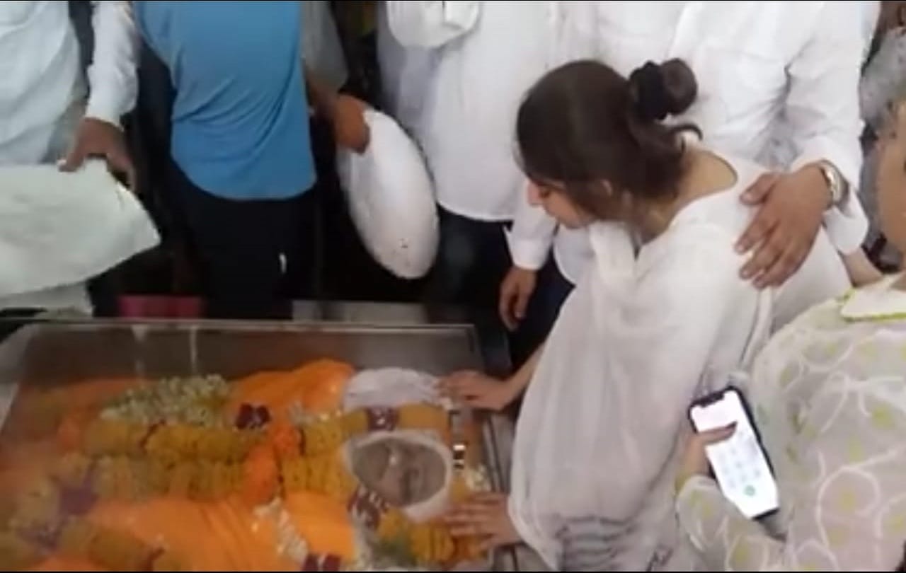 Wife Aayushi, daughter kuhu kept weeping on Bhayyuji Maharaj funeral, tension between them was alive