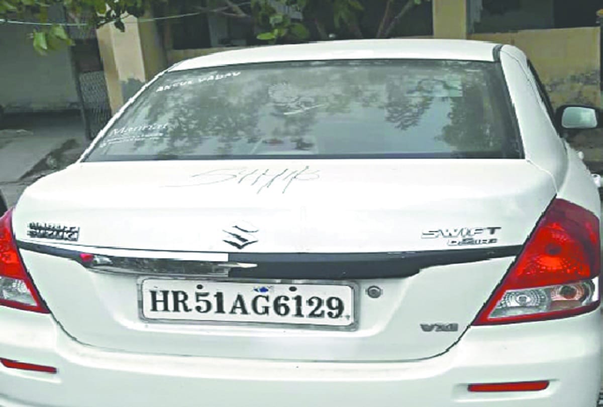 two young men mortgage girl her boyfriend and cab driver on Greater Noida Expressway