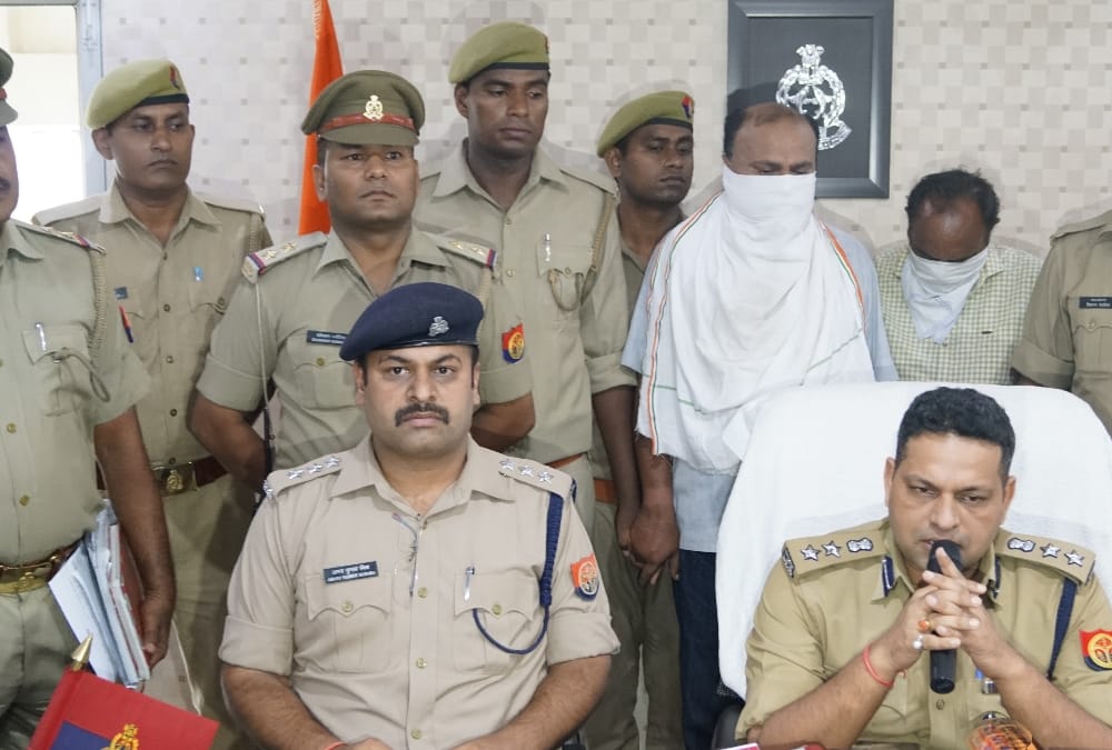 two arrested for doing fraud on the name of OSD of uttar pradesh chief minister.