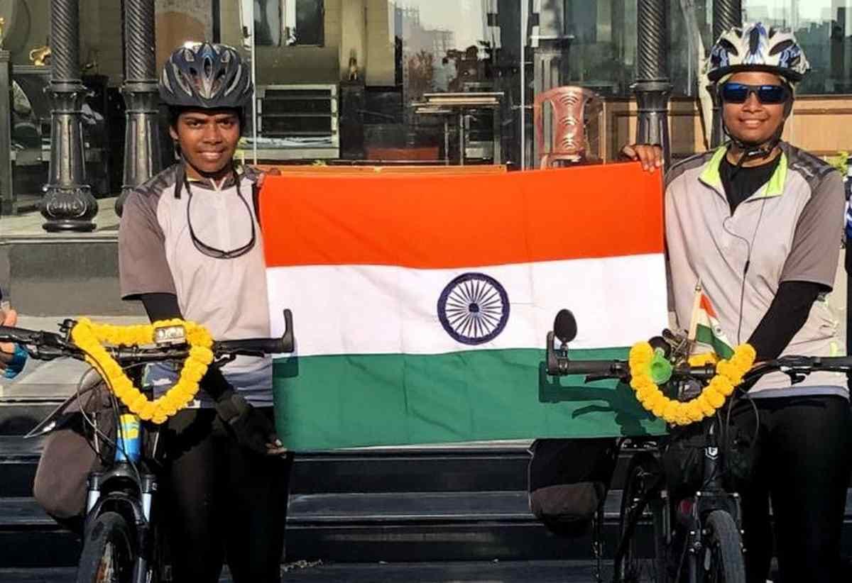 Girls travel on cycle due to social awareness sixty five hundred KM goal to travel