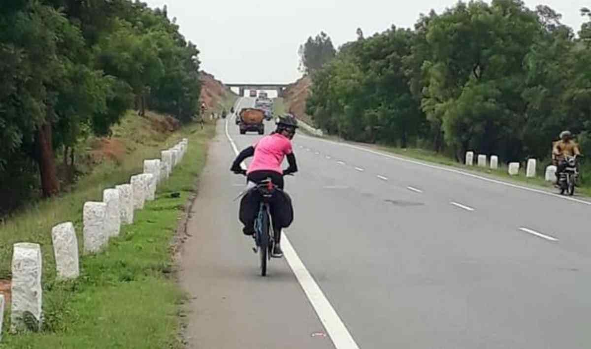 Varanasi youth like cycling on rent