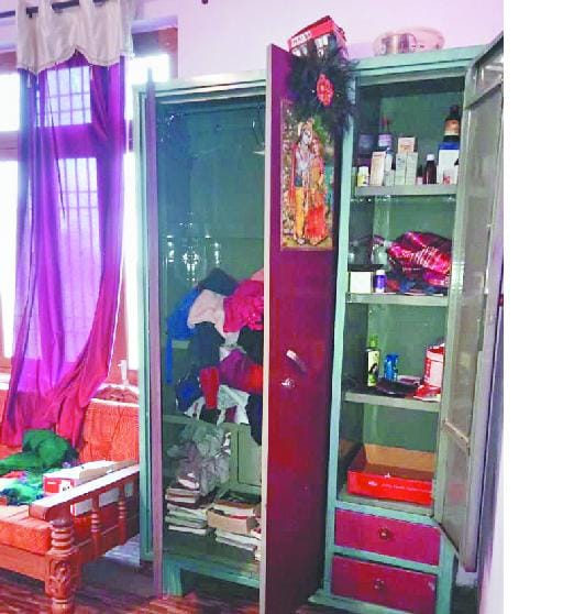 महिला कर्मचारी के घर से लाखों ले उड़े चोर