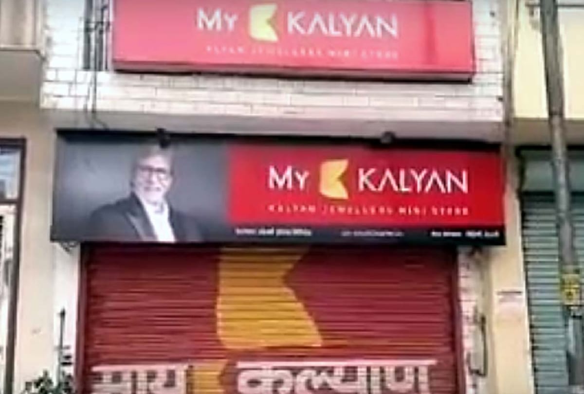 delhi jwellery showroom looted by 3 criminals and killed businessman in front of son